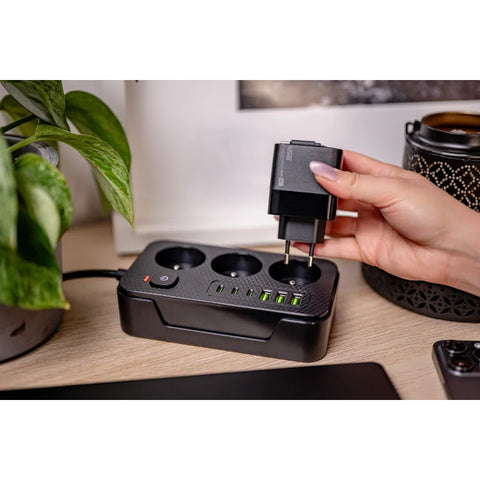 Newell GaN 65W USB-C Charger with Built-in Cable & LCD – 3-Port (EU)